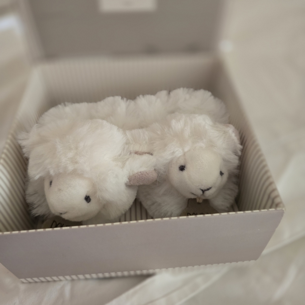NWT Dou Dou Compagnie White Lamb Sheep Baby Newborn Slippers - Picture 3 of 4